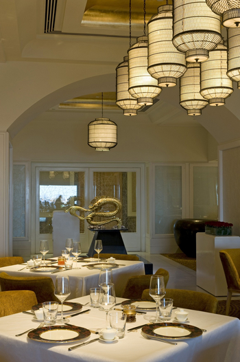 Taj Mahal Tower: Golden Dragon