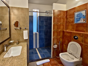 Tathastu Resort Kanha: Gästebad