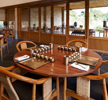 Woods at Sasan: Esstisch