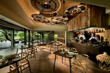 andBeyond Phinda Forest Lodge: Offene Küche mit lächelnden Köchen