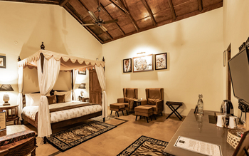 Bamboo Forest Safari Lodge: Bungalow - Doppelbett und Teppiche