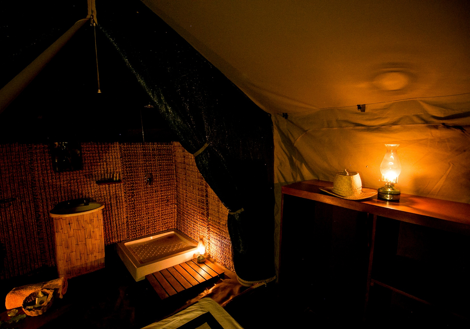 Chilo Mahove Tented Camp Chilo Mahove Tented Camp: Laterne im Zelt