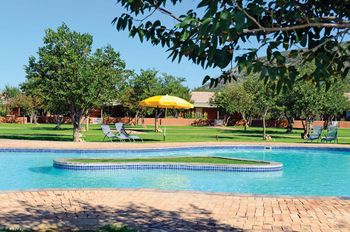 Damara Mopane Lodge: Insel im Pool