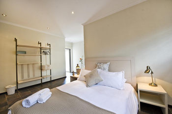 Galton House: Regal und Bett