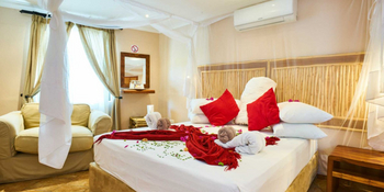 Halali Camp: Doppelbett und Sessel