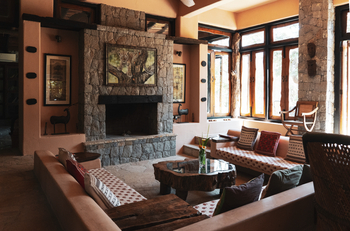 Kanha Earth Lodge: Kamin und Lounge