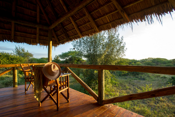 Lake Burunge Tented Lodge: Sitzbereich auf der Veranda