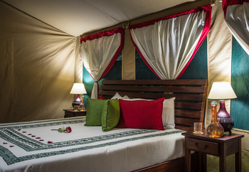Losokwan Luxury Tented Camp: Doppelbett mit Zierkissen