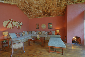 Mahogany Springs Safari Lodge: Kamin