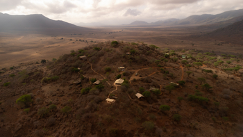 Mkomazi Wilderness Retreat: Luftaufnahme des Camps über weite Ebenen