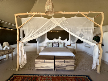 Moela Safari Lodge Moela Safari Lodge: Luxury Suite - King-size Bed