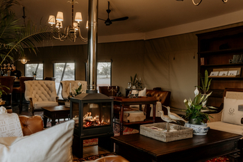 Otjiwa Thornbush Tented Camp: Elegante Lounge mit Sesseln und Kamin
