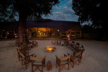 Pom Pom Camp: Regiesessel am Lagerfeuer