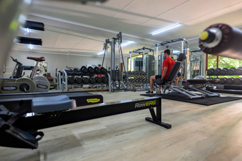 Savanna Lodge: Fitnessraum mit Hanteln und RowERG