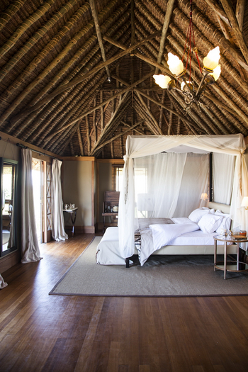 Segera Retreat: Doppelbett unter Reetdach