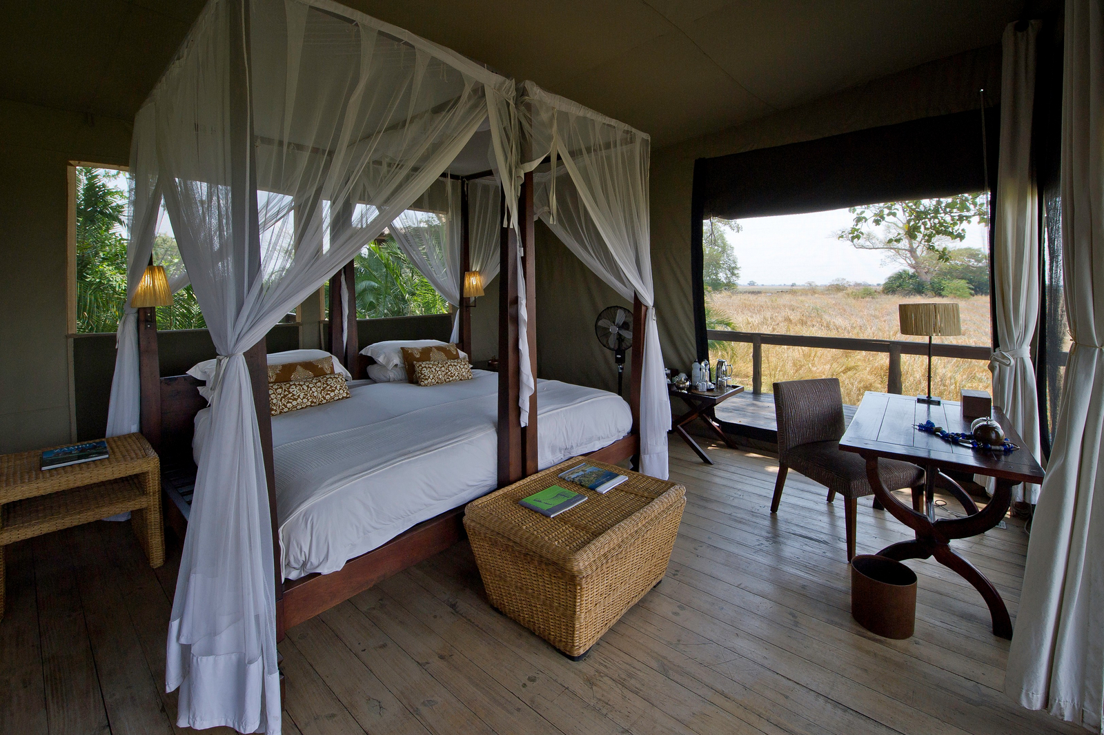 Shumba Camp Shumba Camp: Bett und Schreibtisch