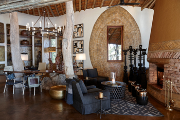Singita Pamushana Lodge: Sessel am Kamin