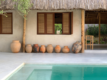 Sussurro: Töpfe vor der Bibliothek