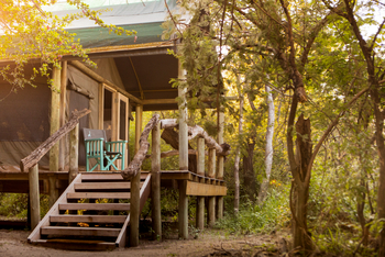 Thamo Telele: Holzplattform eines Zeltes