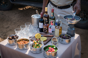 andBeyond Phinda Rock Lodge: Sundowner-Tisch mit Gourmet-Auswahl im Busch