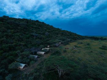 Esirai Camp: Zelte am Waldrand