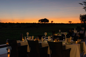 Jamala Madikwe: Elegantes Abendessen bei Sonnenuntergang im Freien