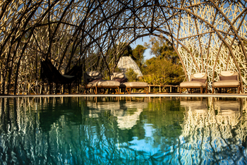 Jao Camp: Pool unter einer Schattenlaube