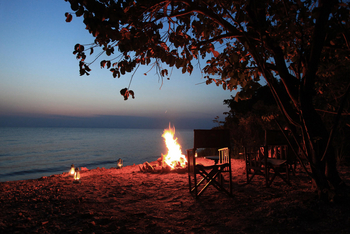 Mbali Mbali Gombe Lodge: Feuer am Strand