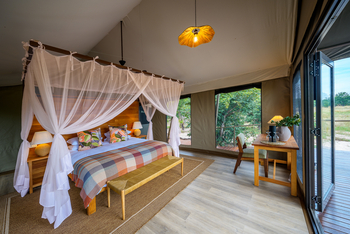 Muddy Teak Camp: Doppelbett im Gästezimmer