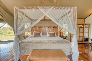 Olare Mara Kempinski: Doppelbett mit Moskitonetz frontal