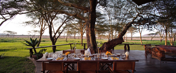 Sirikoi Lodge Sirikoi Lodge: Deck mit Esstisch