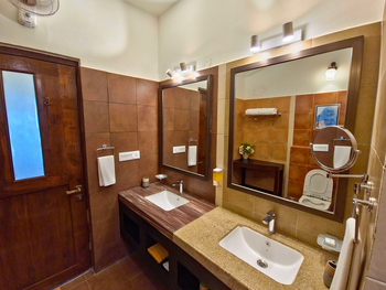 Tathastu Resort Kanha: Gästebad