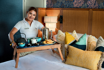 andBeyond Galapagos Explorer: Mitarbeiterin serviert Frühstück im Bett