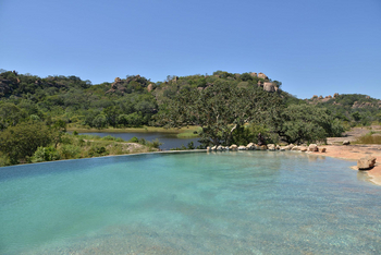 Amalinda Lodge: Pool und Wasserloch