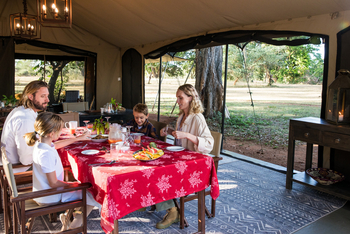 Basecamp Adventure: Familie beim Frühstück
