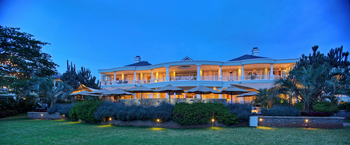 Hemingways Nairobi: Unterkunft am Abend mit Beleuchtung