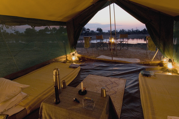 Luangwa Bush Camping Luangwa Bush Camping: Blick aus einem Zelt