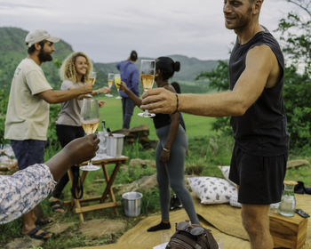 Mkomazi Wilderness Retreat: Freunde feiern Sundowner in grüner Wildnis