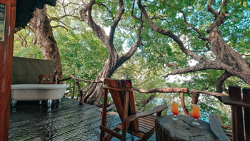 Mukambi Safari Lodge: Veranda mit Sitzgelegenheiten