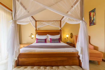 No. 5 Boutique Hotel: Bett mit Moskitonetz