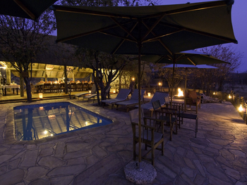 Ongava Tented Camp: Pool am Abend