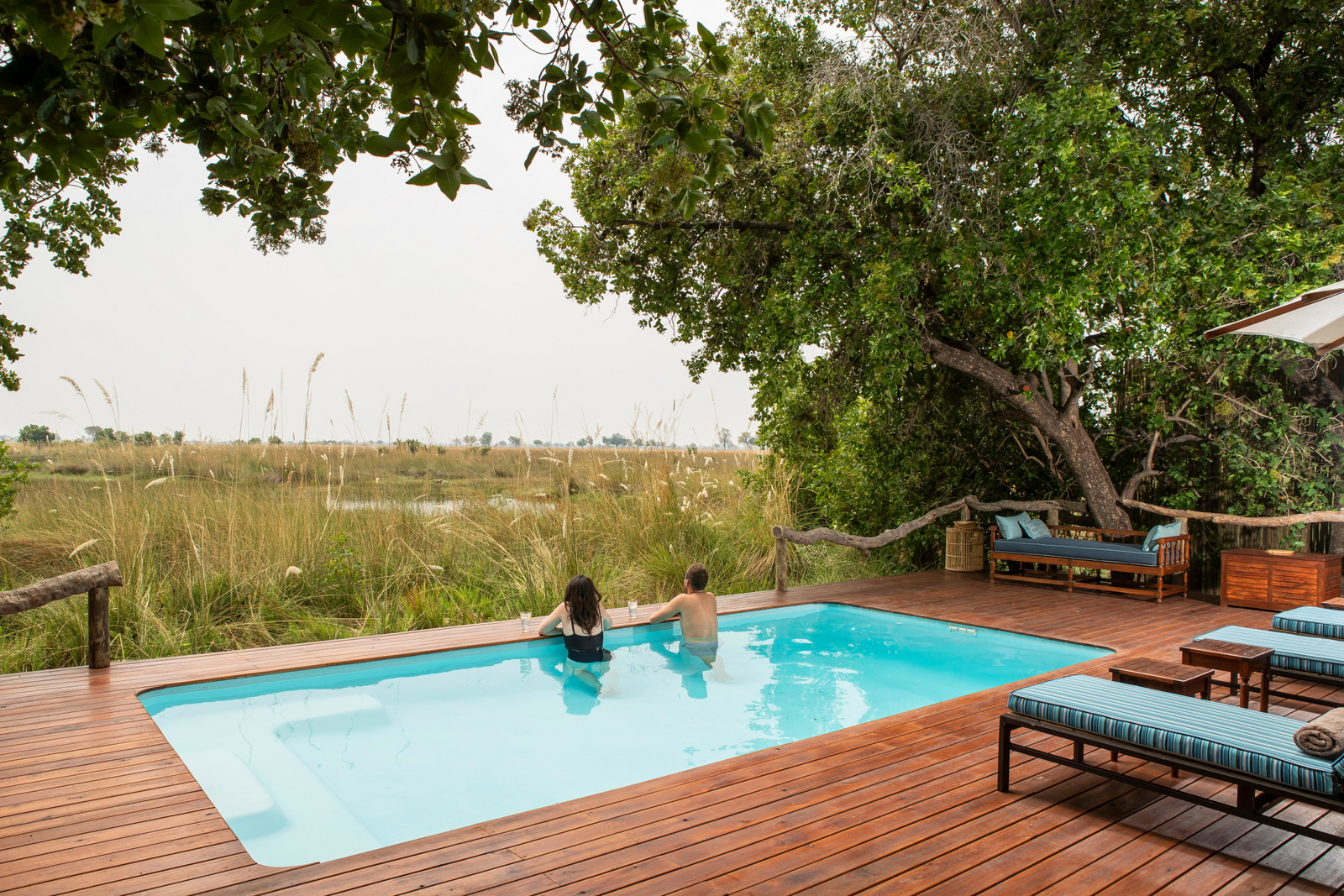 Shinde Lodge Shinde Lodge: Pool mit Liegestühlen