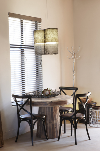 The Olive Exclusive: Runder Esstisch mit drei Stühlen