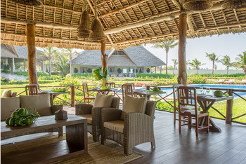 Zawadi Hotel: Hauptbereich mit Bar und Pool