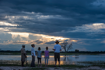 Davison's Camp: Gruppe am Wasser Dämmerung