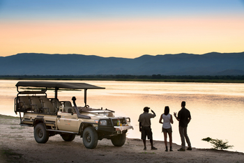 Nyamatusi Camp Nyamatusi Camp: Safari Auto vor Fluss