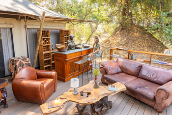 Painted Dogs Lagoon Camp: Outdoor Lounge