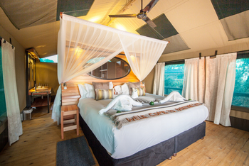 Rra Dinare Camp: Bett mit Moskitonetz