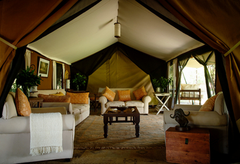 Serian Nkorombo Mobile: Lounge im Familienzelt