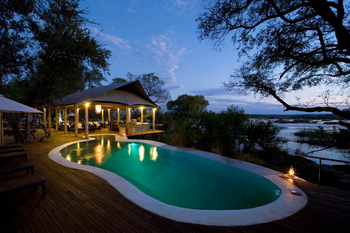 Toka Leya Camp Toka Leya Camp: Plunge Pool bei Nacht